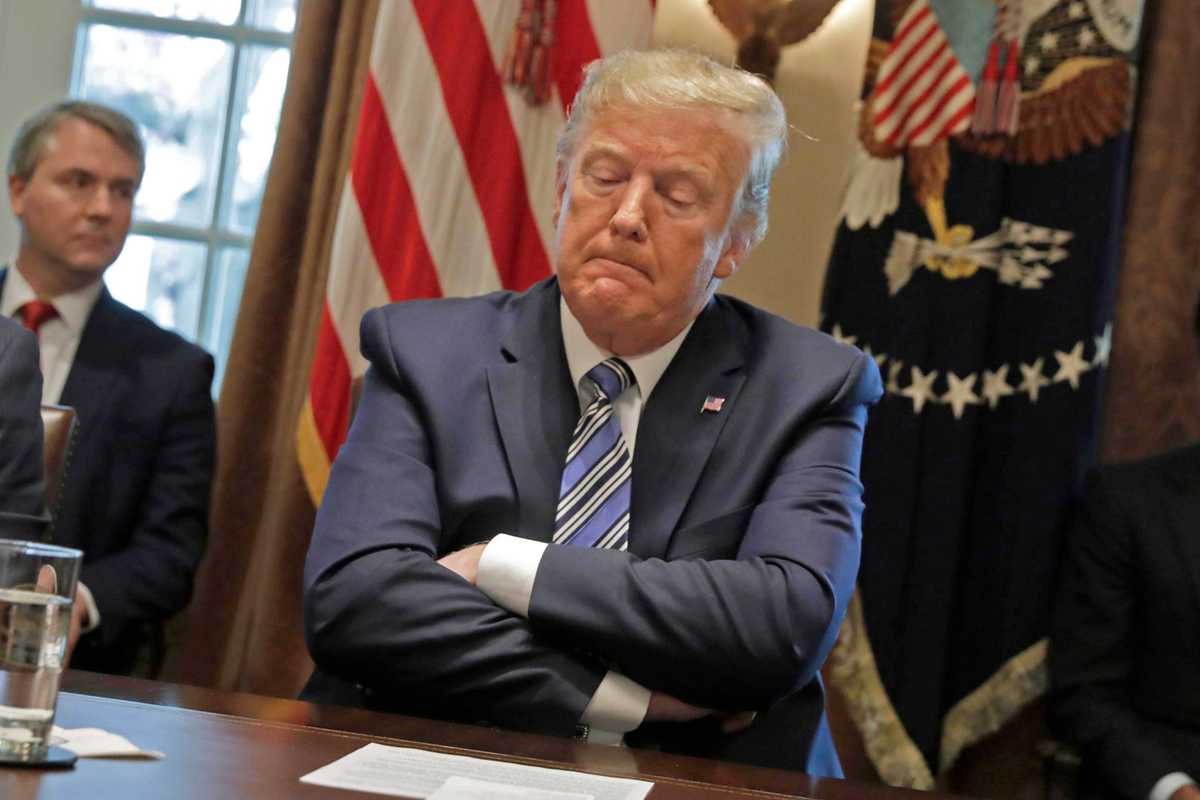 Trump umilia l’Europa. Assegni ai cittadini e più di 1.000 miliardi di aiuti all’economia