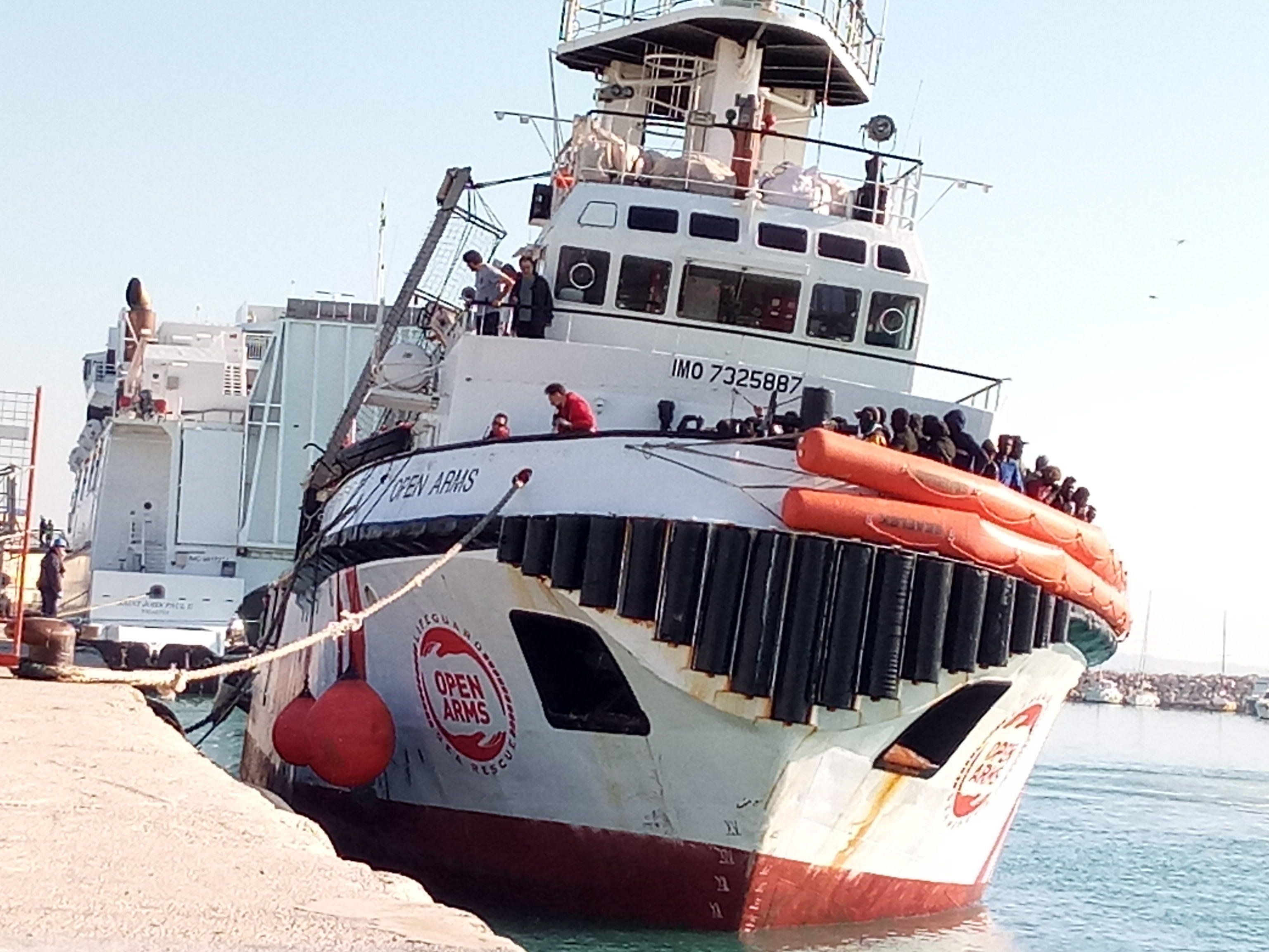 Il delirio delle Ong. Giocano agli eroi e scaricano stranieri su un Paese sfinito