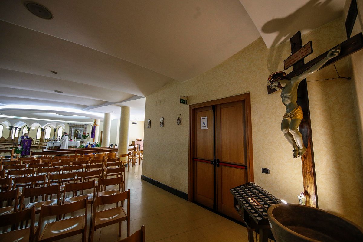 Don Vincenzo dice messa coi fedeli casa per casa ma la polizia lo blocca
