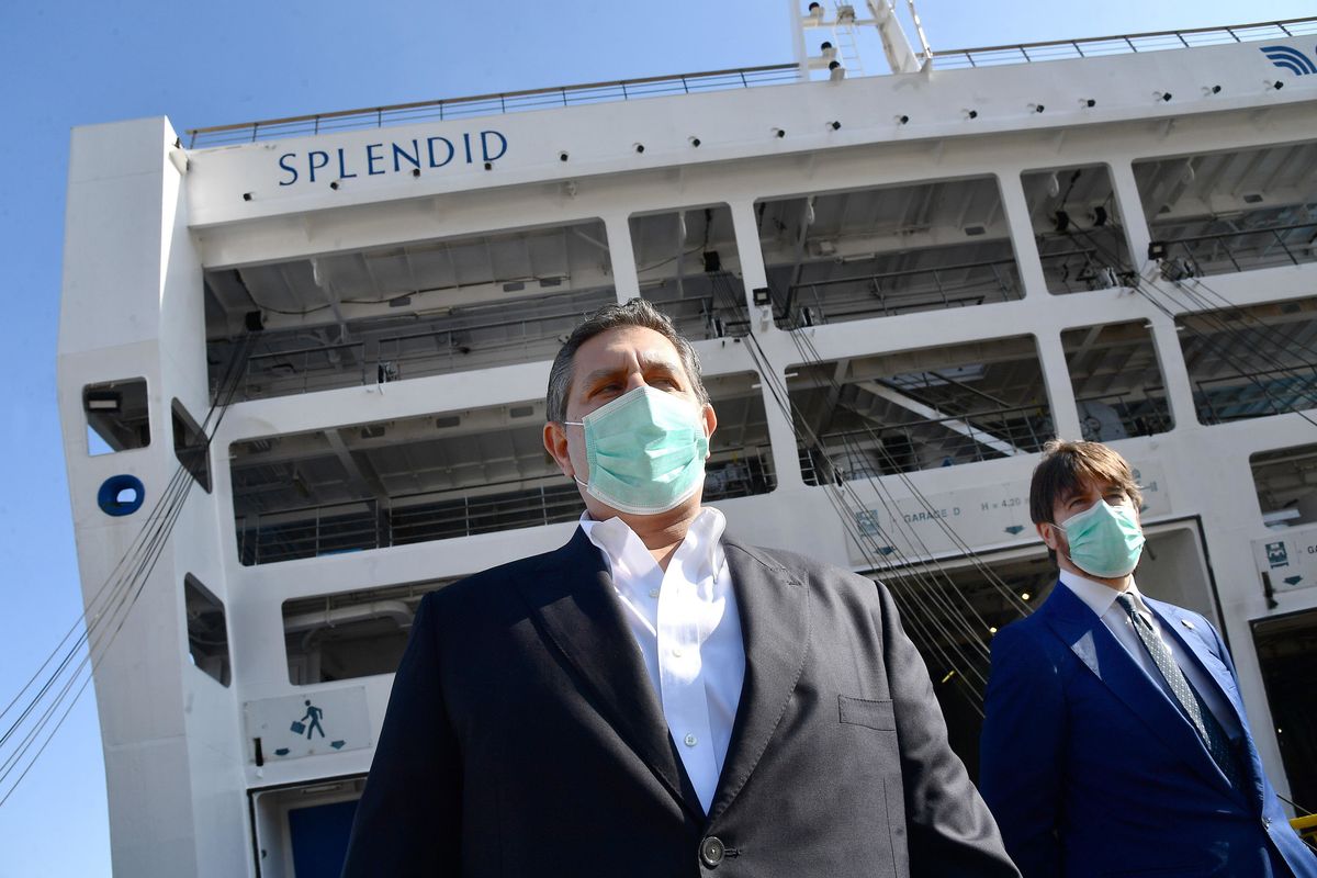 «La pandemia è come la guerra. Ma chiudere tutto non si può»