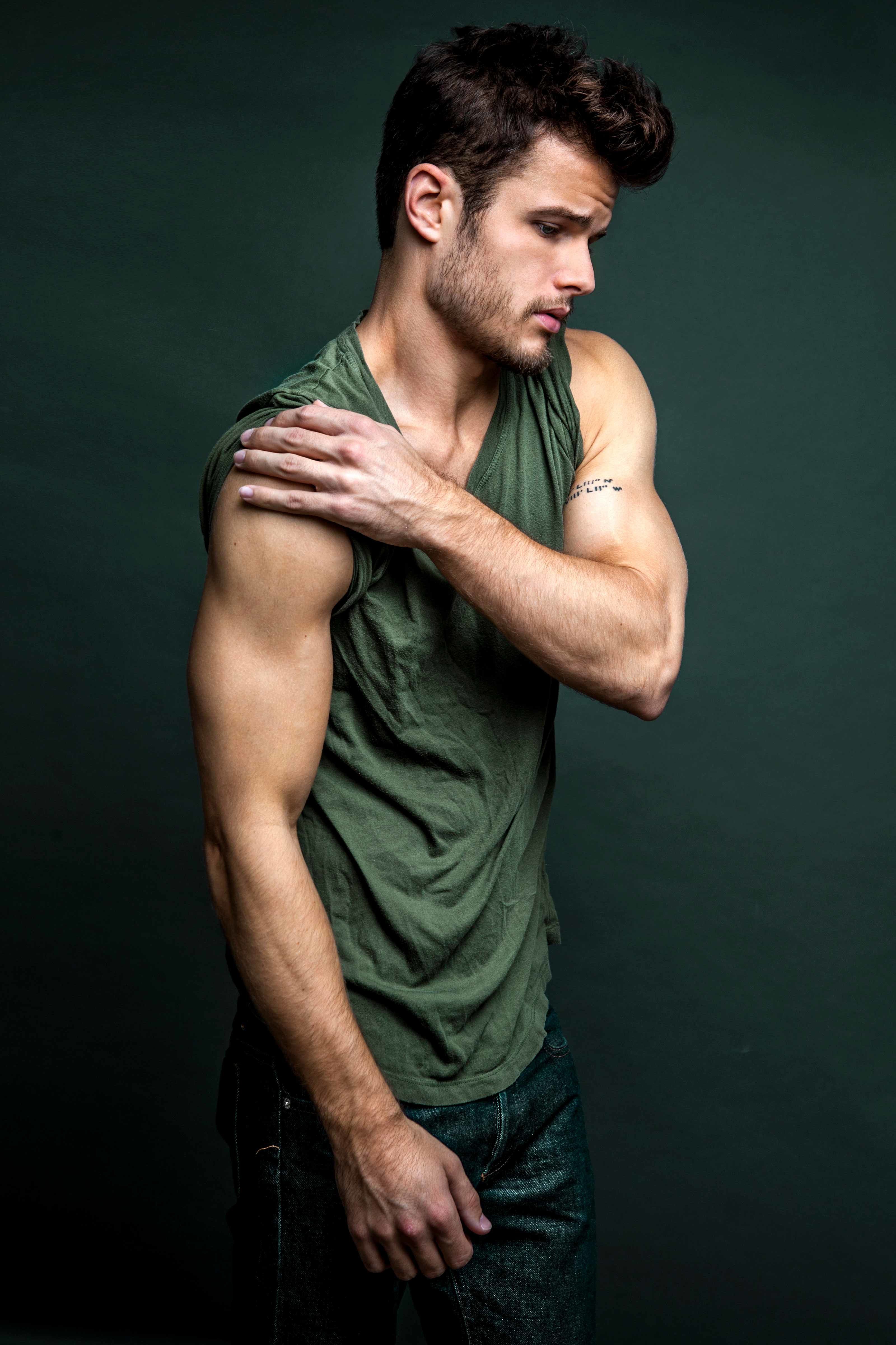 Michael Mealor of The Young and the Restless shows off his muscled biceps.