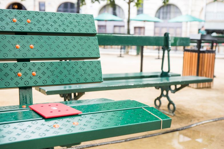 Jeffree Star on X: Omg @LouisVuitton just delivered a massive bench that  my home absolutely needed 💚 It will go perfect in the garden 💐   / X