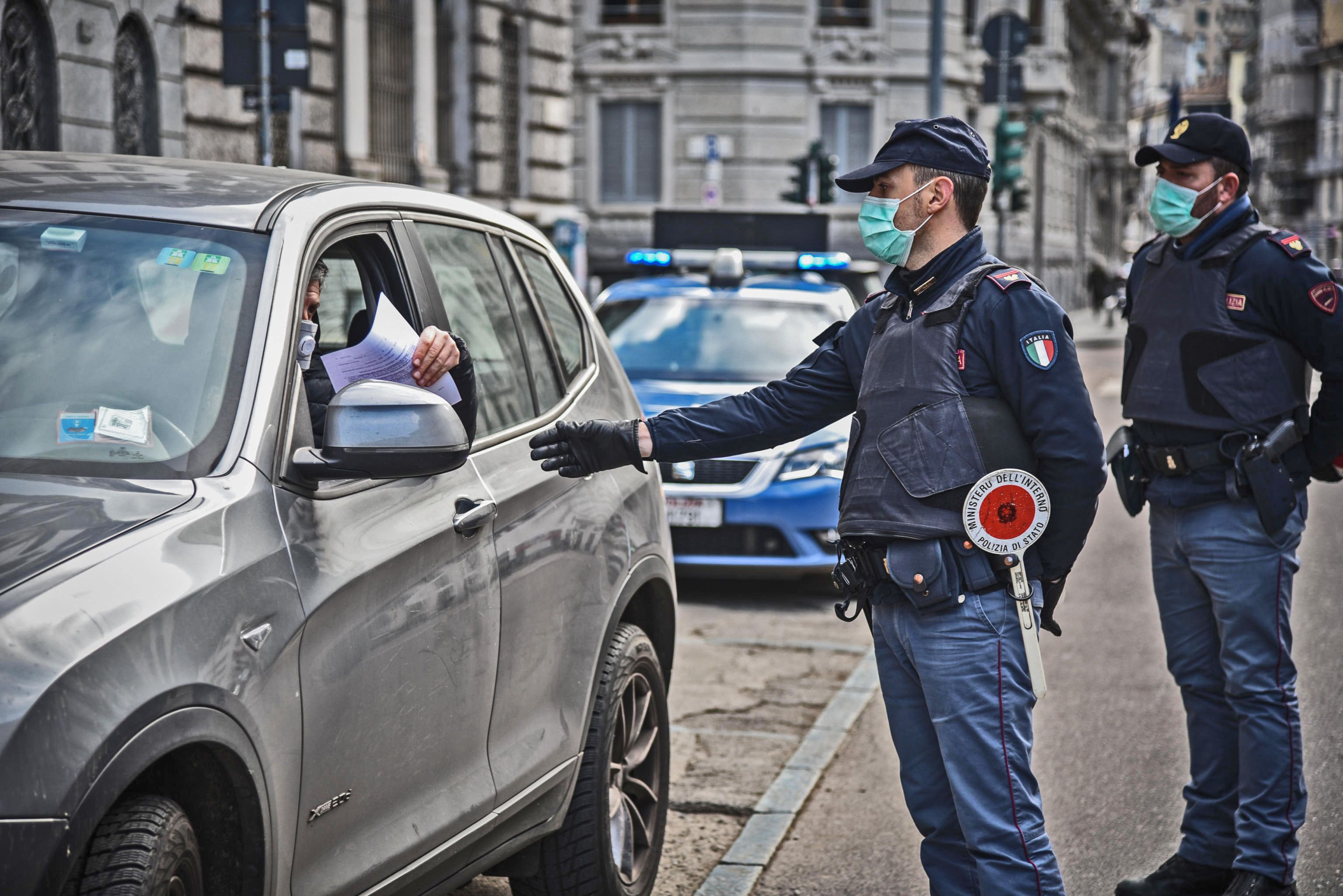 Ci danno le multe, non le mascherine
