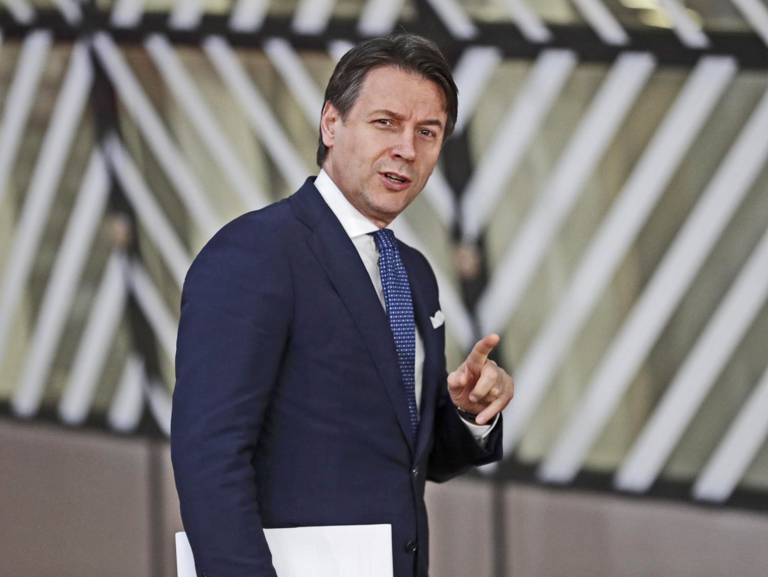 Conte pronto a svendere l'Italia