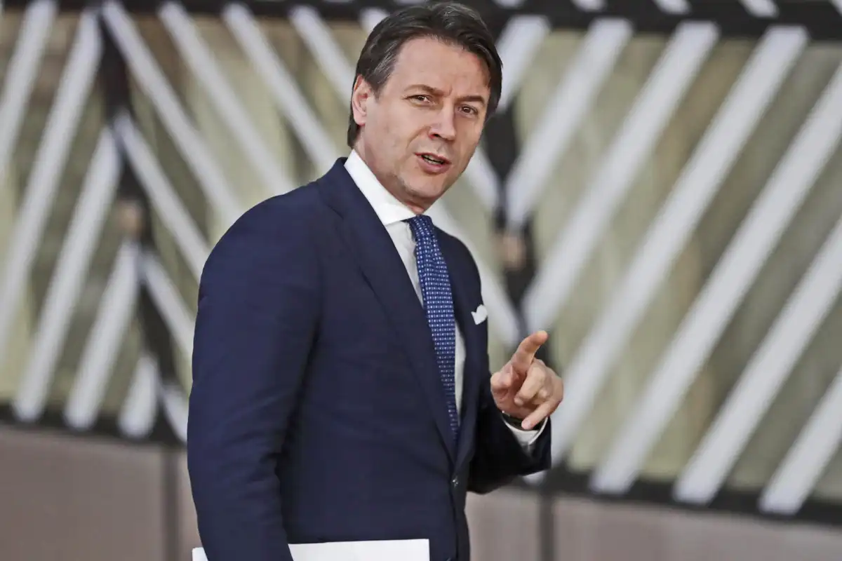 Conte pronto a svendere l'Italia