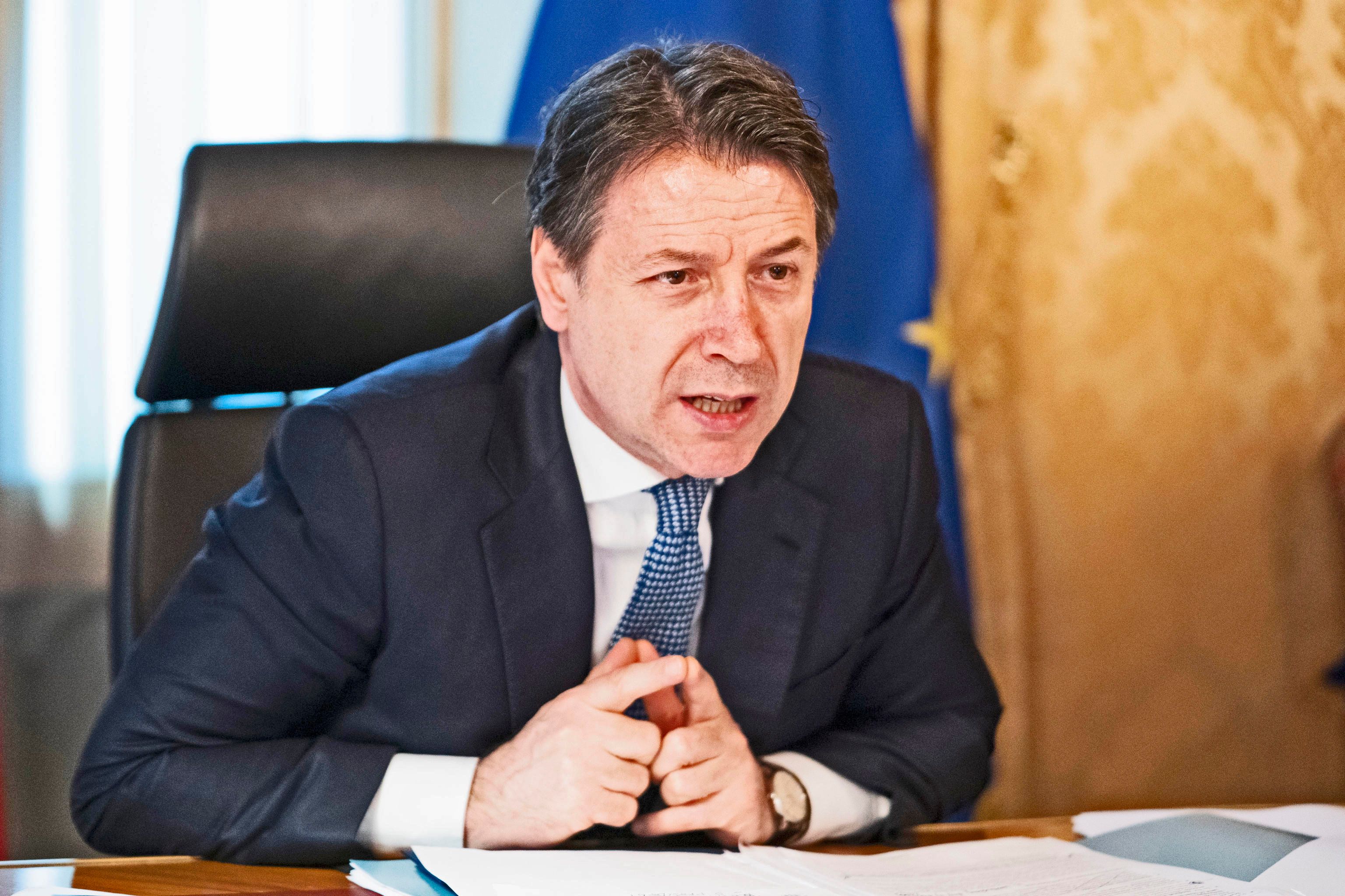 Schiacciato tra Draghi, Merkel e M5s il premier ora è isolato in Aula e fuori