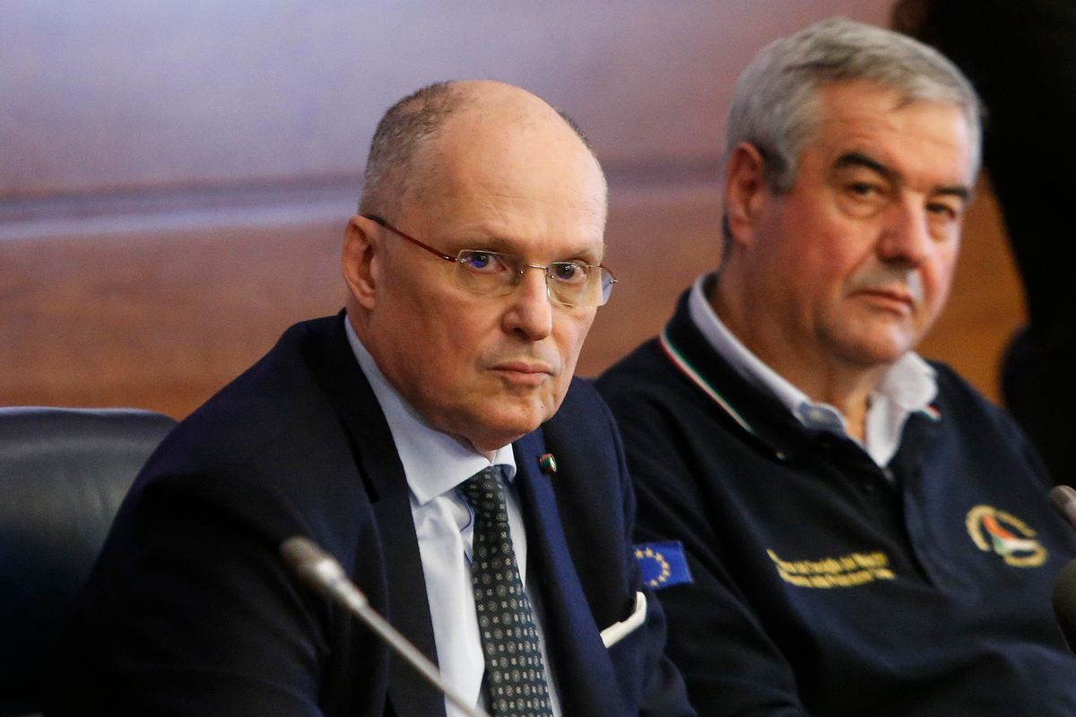 Da comparsa nei film alla regia della sanità. Ricciardi pigliatutto