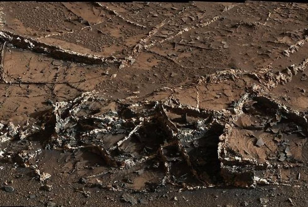 Mars Rover Curiosity Offers Tantalizing Taste Of 2-Tone Mineral Veins