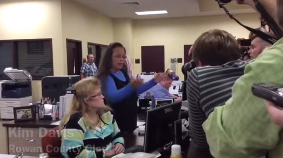 Kentucky Clerk Continues To Deny Marriage Licenses, Defying Court Order