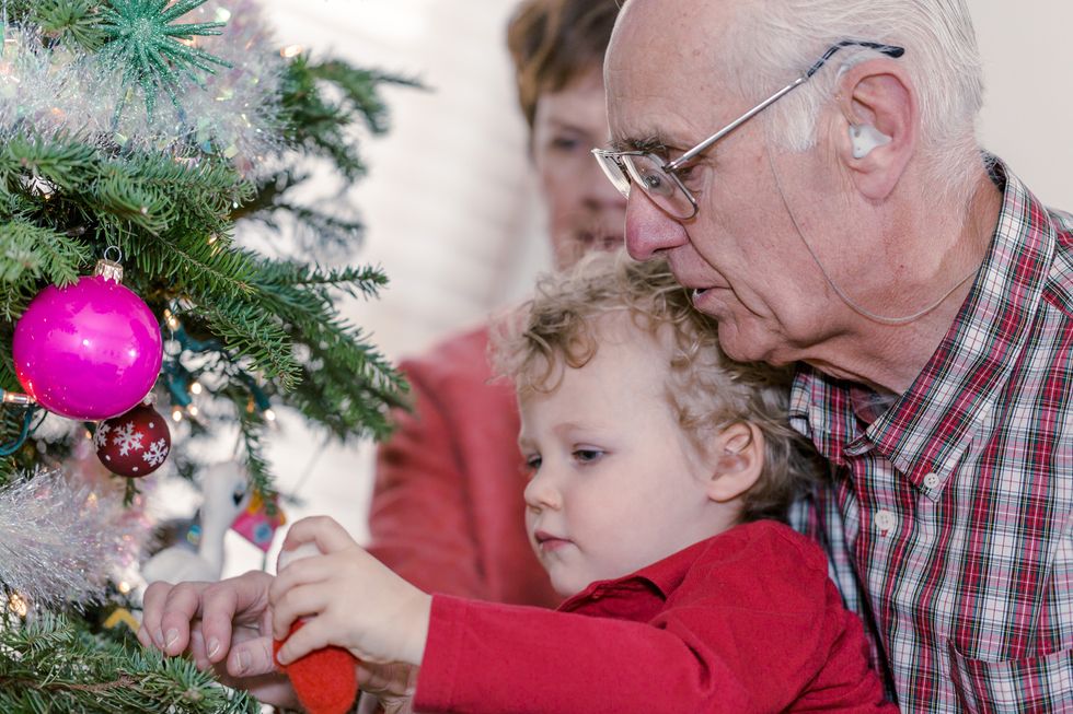 Loved One In Assisted Living? Make Holidays Merry For All