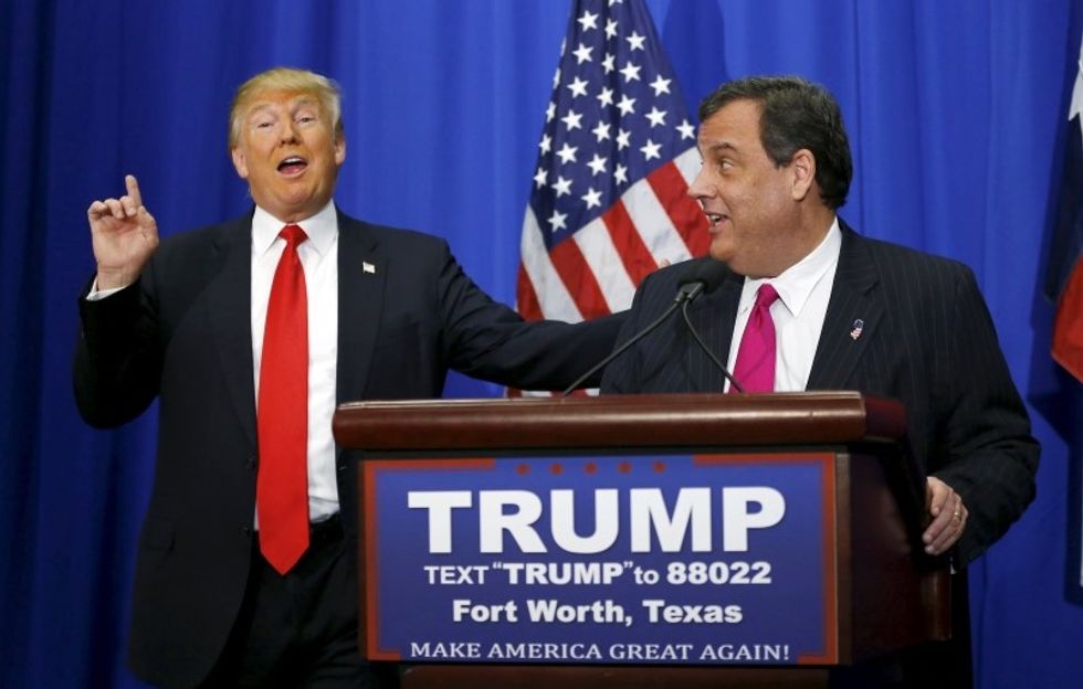 Trump Wins Christie Backing, Eases Toward Super Tuesday