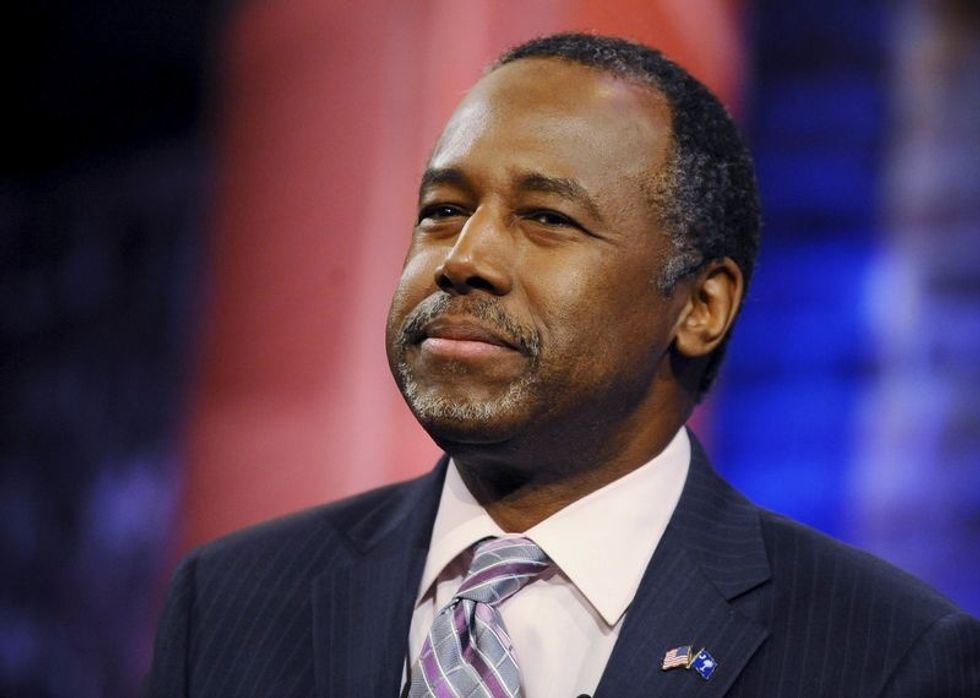 Republican Carson Officially Ends White House Bid