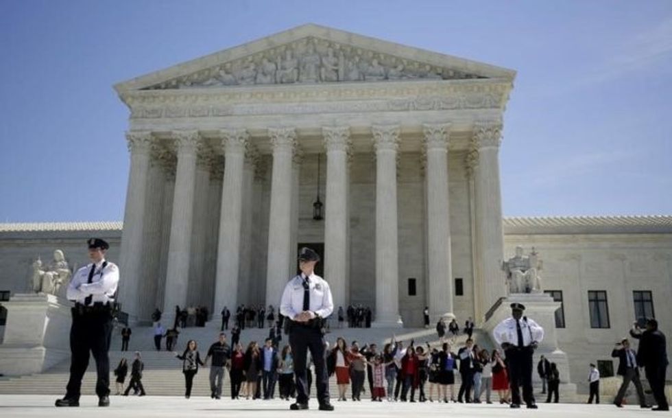 Supreme Court, Split 4-4, Blocks Obama Immigration Plan