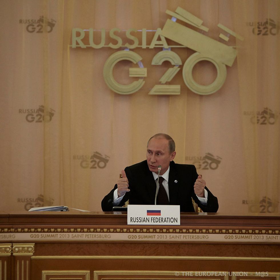 Servile Trump Keeps Doing Favors For Putin
