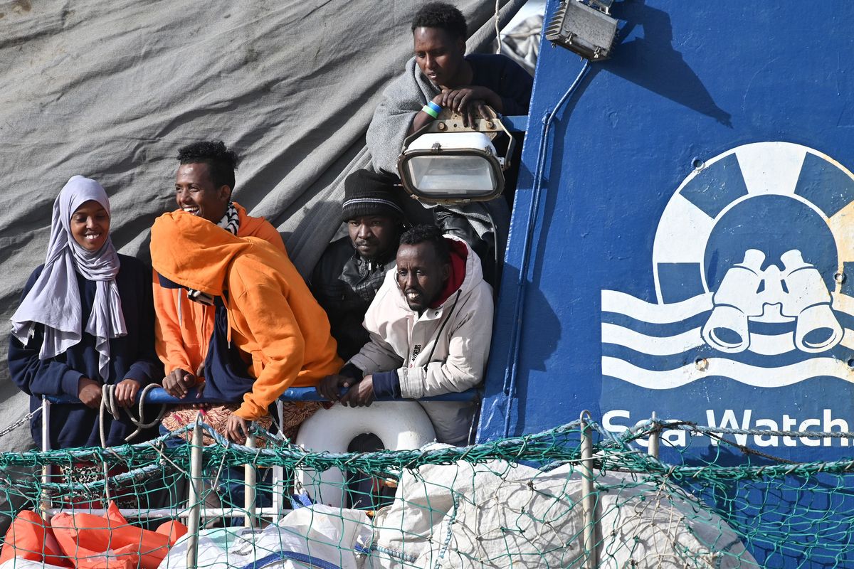 Gli immigrati della Sea Watch nella caserma delle fughe. E gli attivisti fanno le vittime