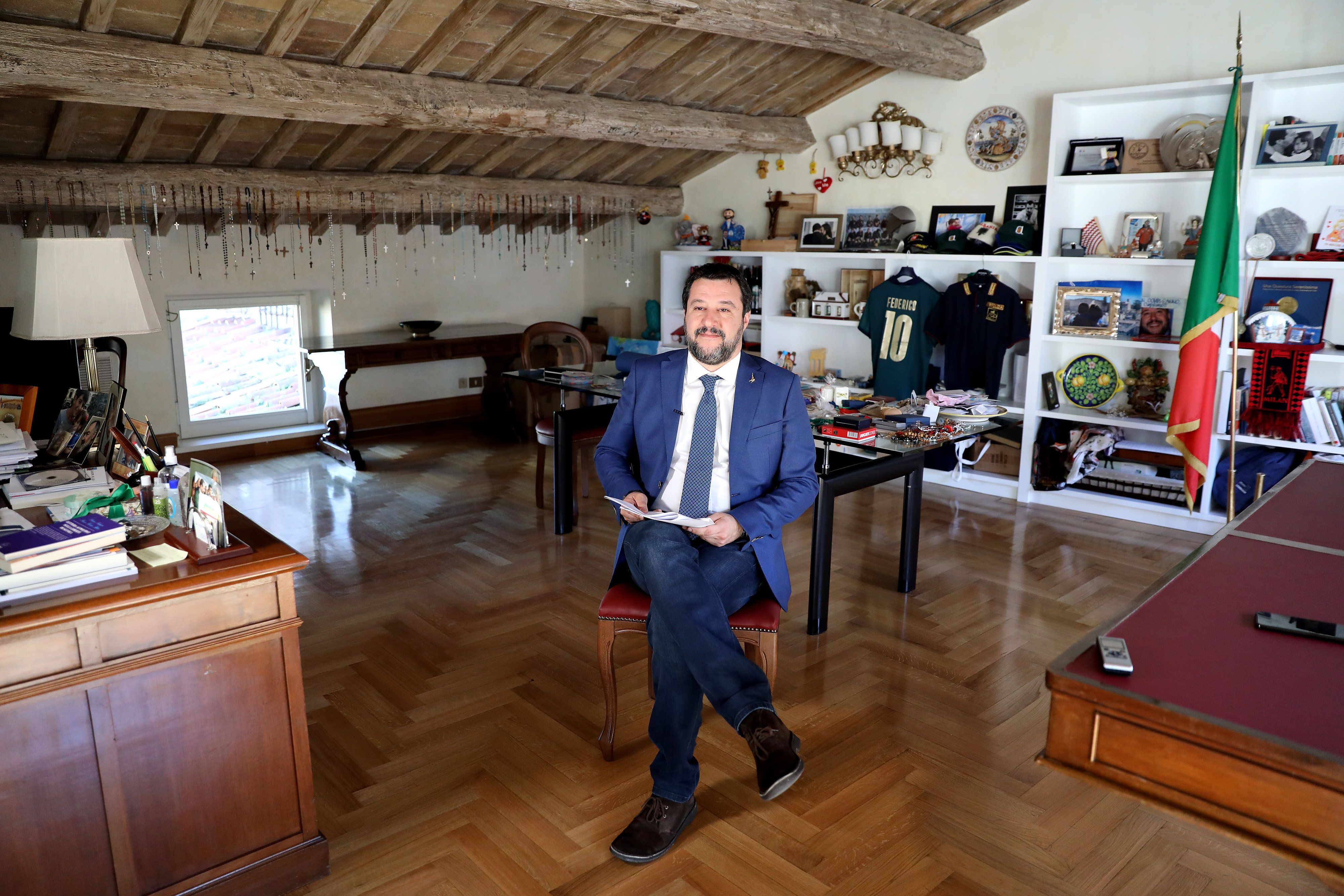 Salvini prova a finire il Conte dimezzato. E dal Quirinale lancia il «governo di unità»