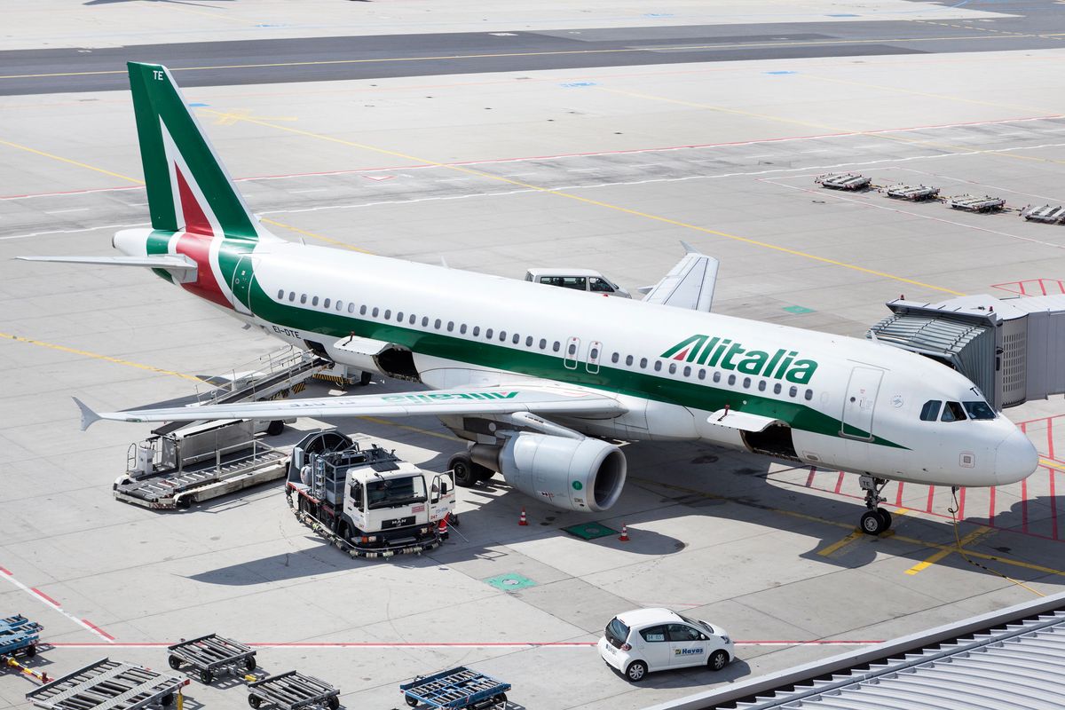 Altri 100 milioni pubblici per l’agonia Alitalia
