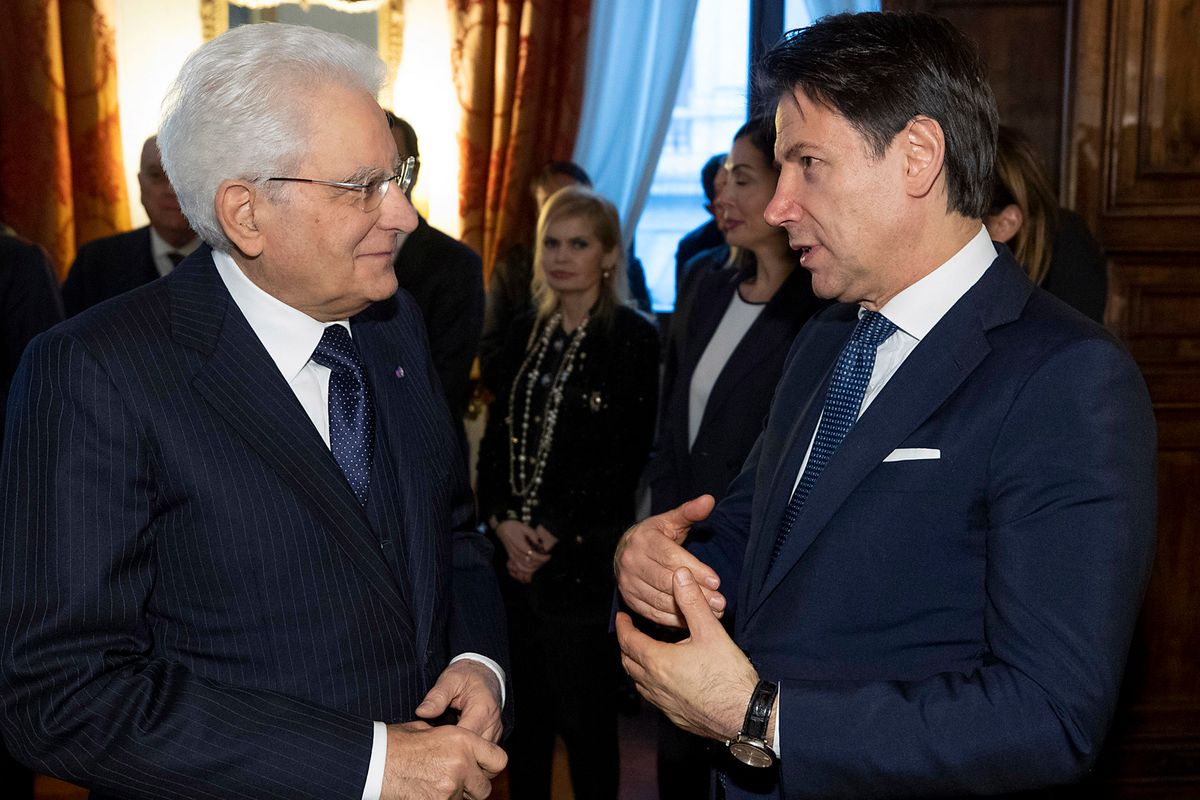 Mattarella con i medici contro Conte