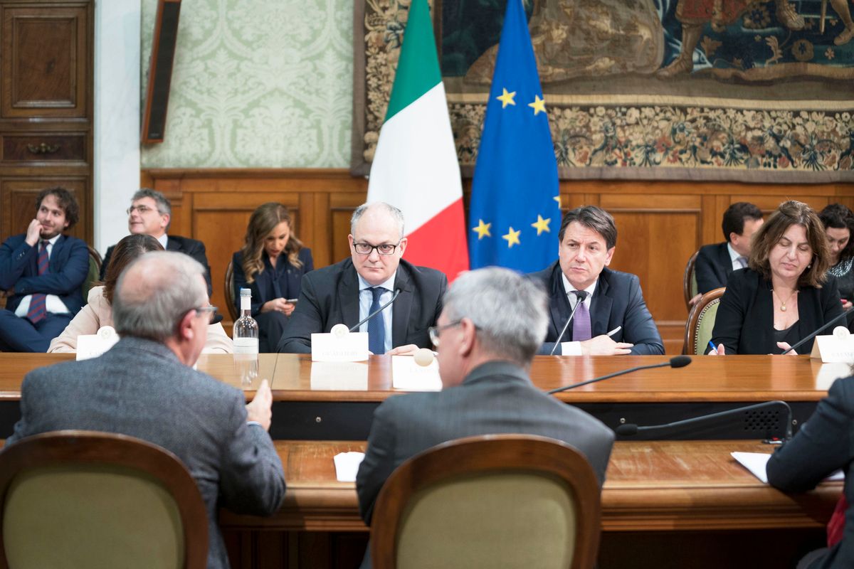 Il governo s’ammala di poltronavirus. E Gualtieri si scopre fan del deficit