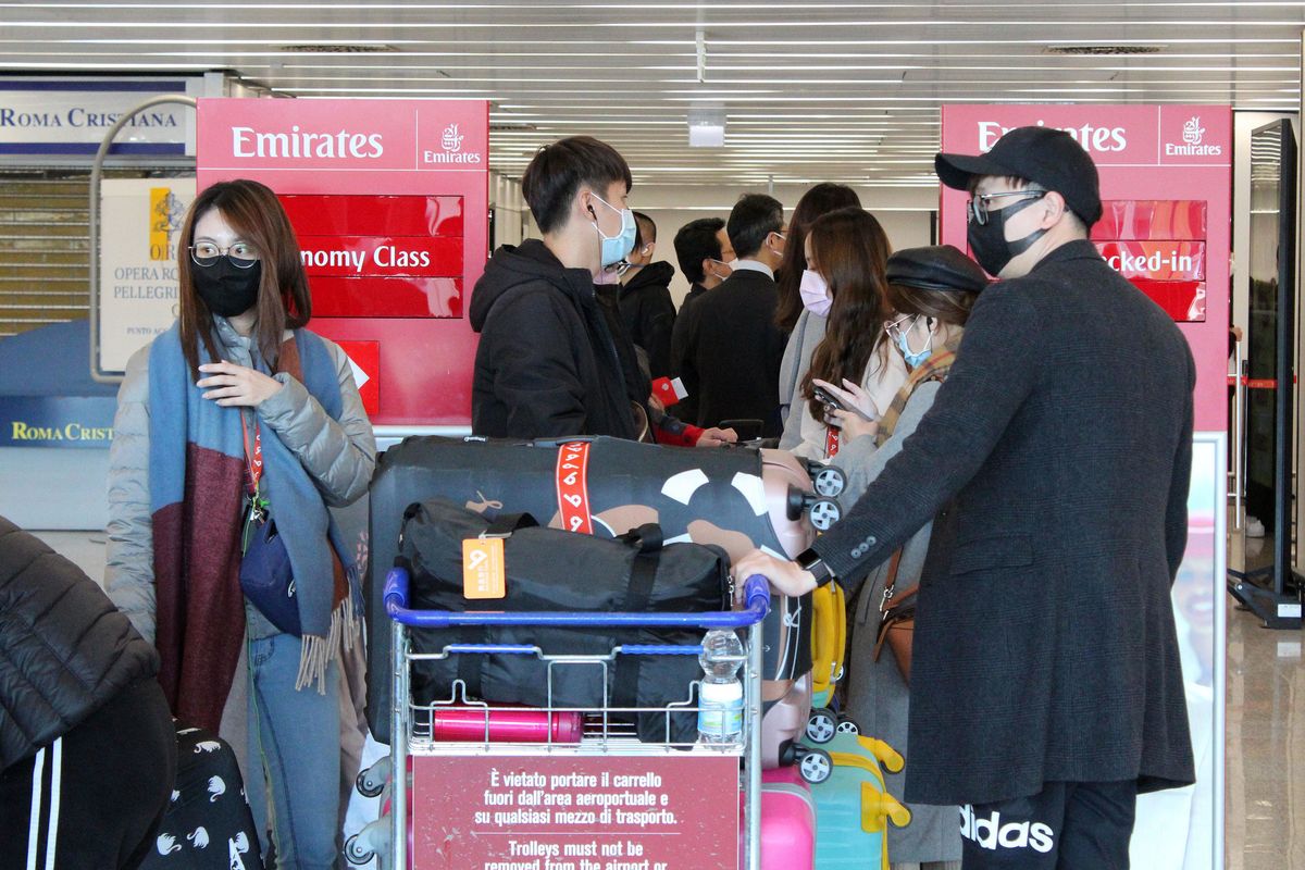 Fiumicino da incubo. Adesso l’epidemia sfiora l’aeroporto e spaventa i turisti