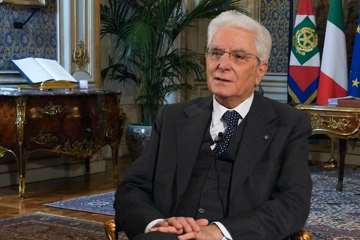 Il discorso (con gaffe) di Mattarella serve a blindare Giuseppi. Per ora