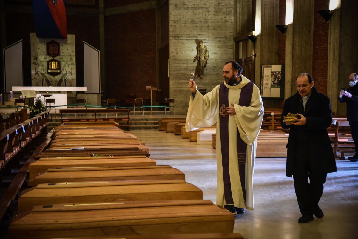 Onoranze funebri pronte a scioperare: «Senza protezioni seminiamo la morte»