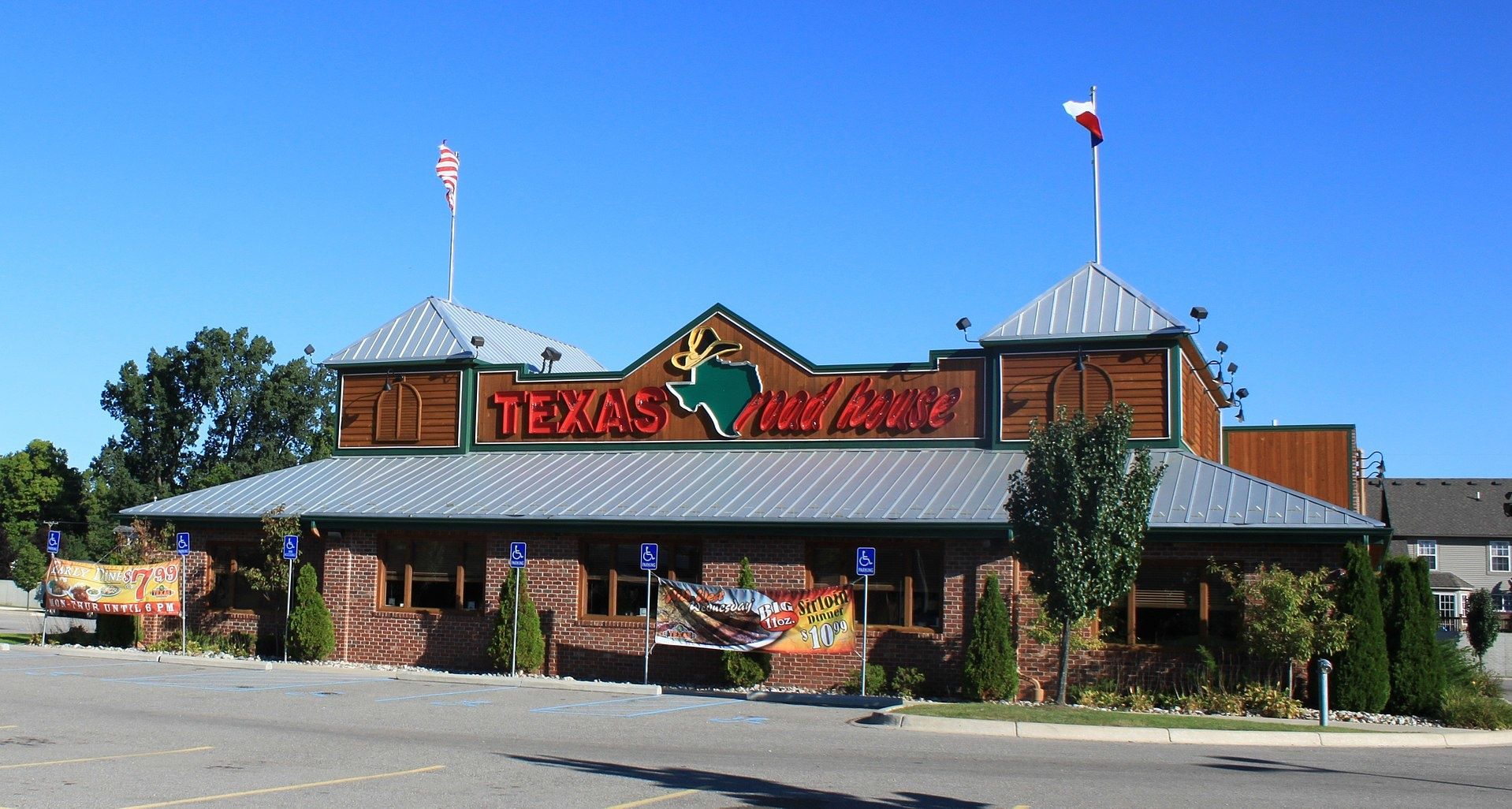 Texas Roadhouse CEO giving up his salary and bonus to pay workers during coronavirus outbreak