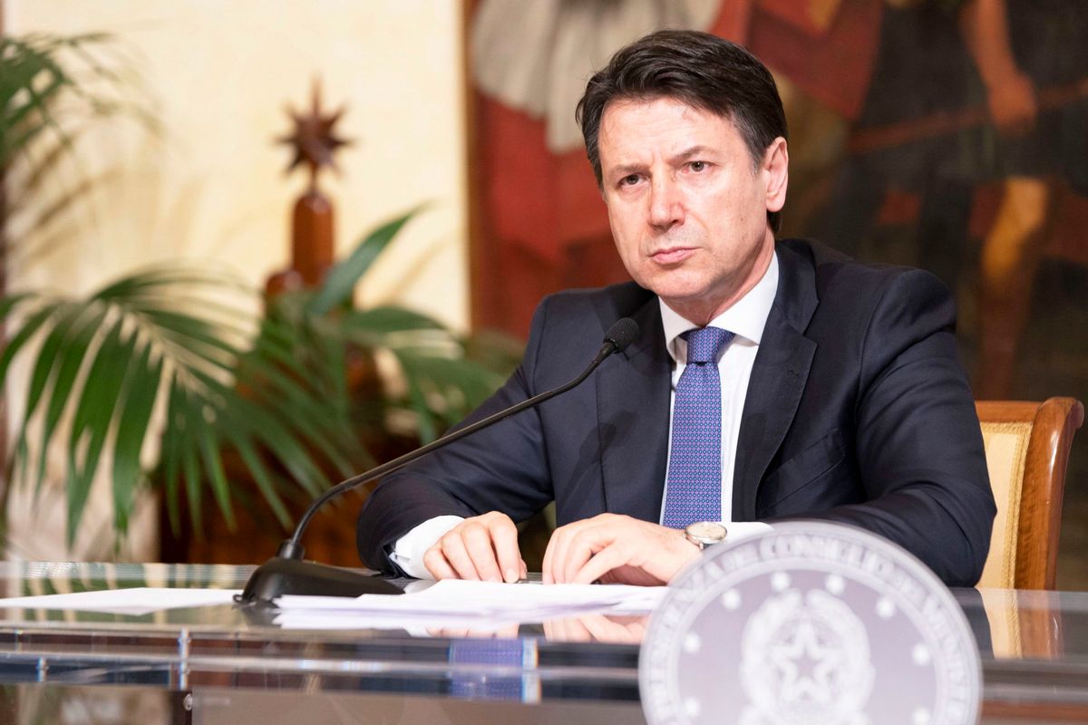 Conte, mancetta con scaricabarile. Ma i grandi giornali lo celebrano