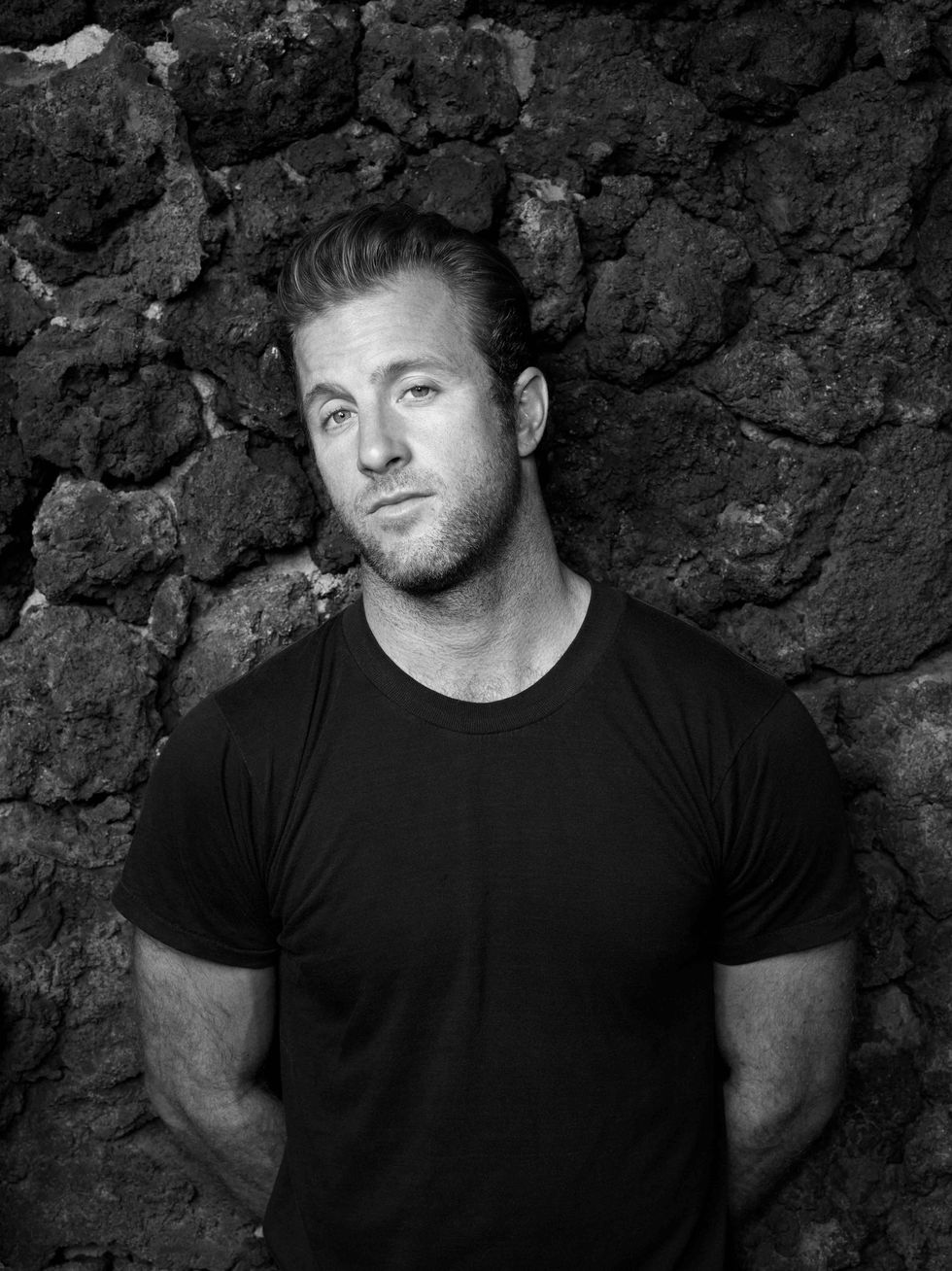 Black and white portrait of Scott Caan.
