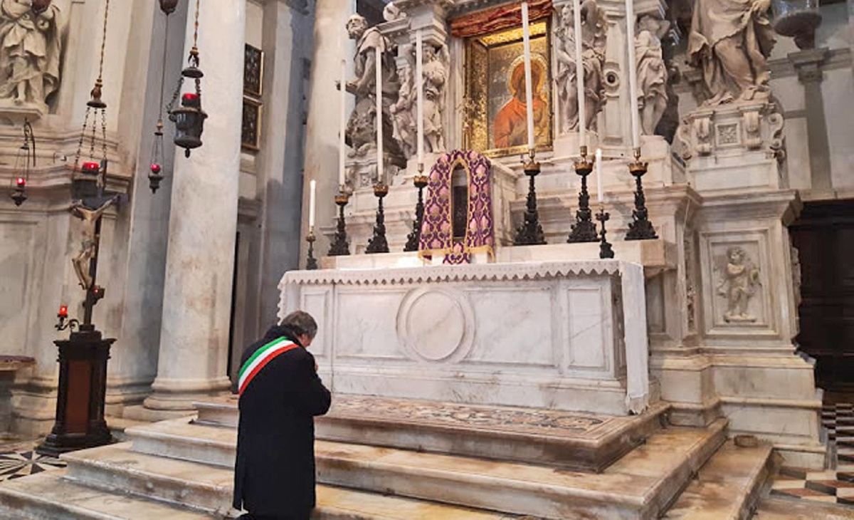 Addio laicismo, i sindaci si affidano ai santi