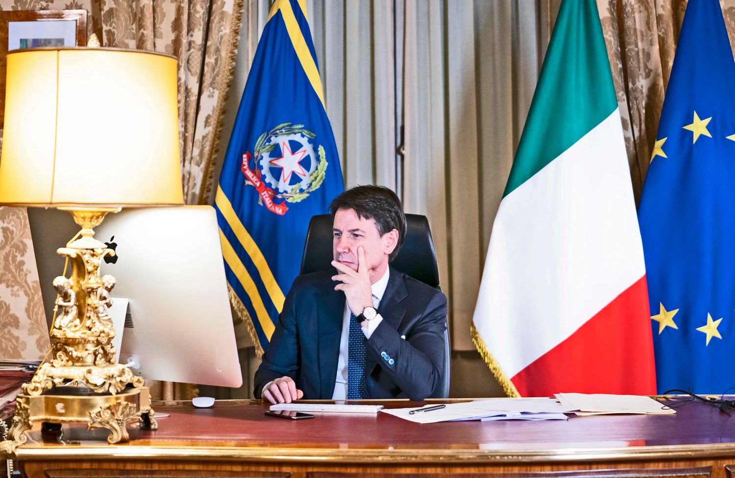 Medici senza le mascherine e record mondiale di morti. Ma Conte «rifarebbe tutto»