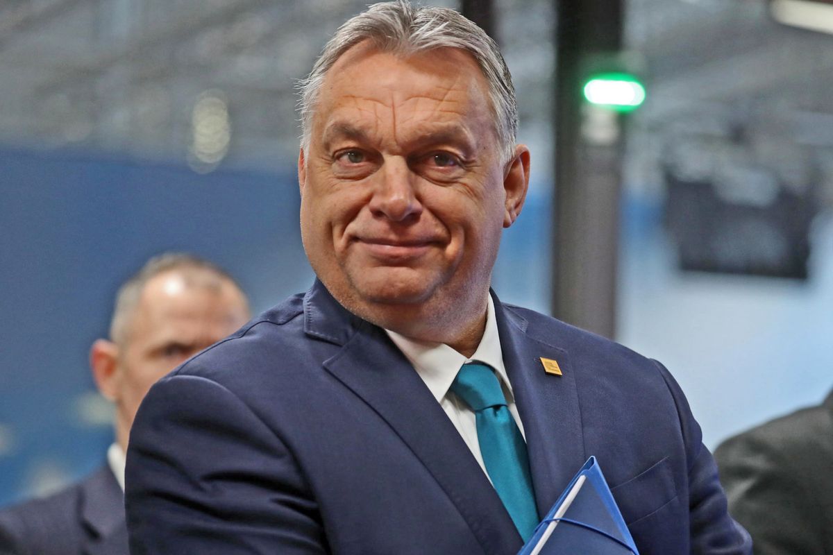 I sostenitori della dittatura sanitaria s’indignano per i pieni poteri a Orbán