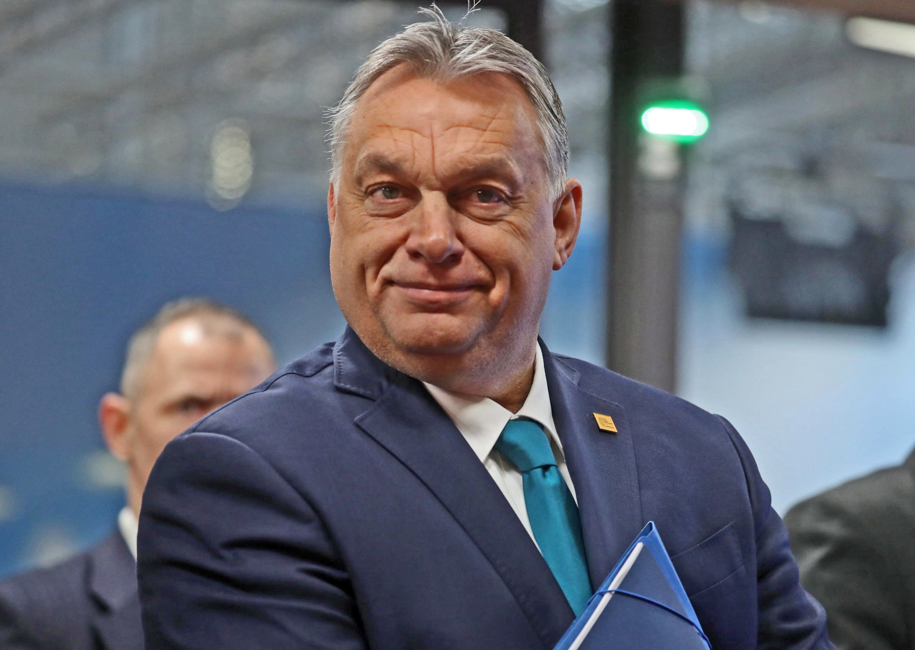 I sostenitori della dittatura sanitaria s’indignano per i pieni poteri a Orbán