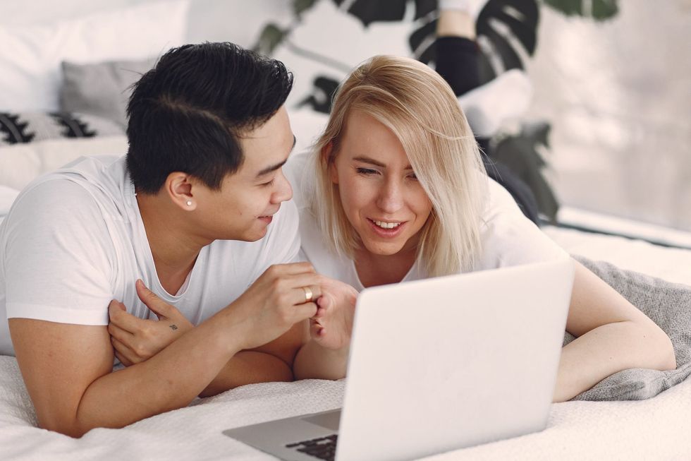 https://www.pexels.com/photo/man-and-woman-on-bed-using-macbook-3912398/