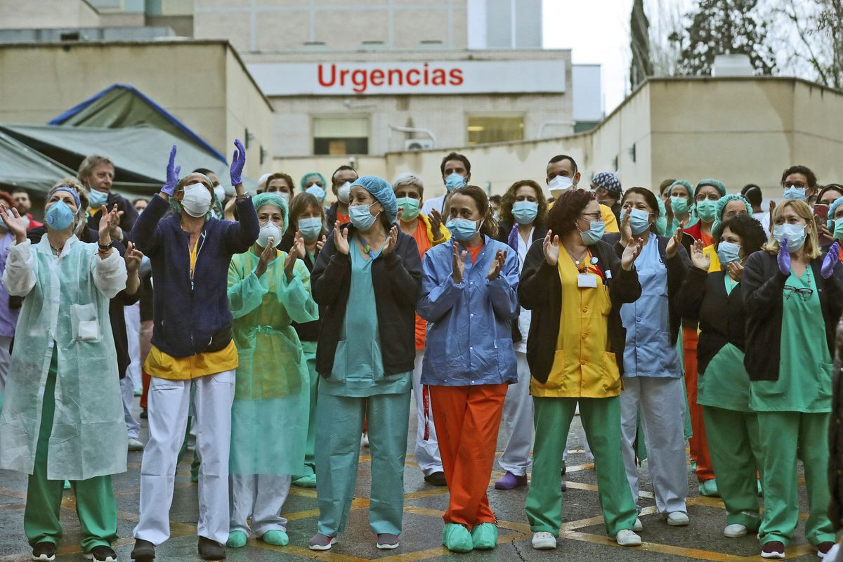 Spagna, ordine choc ai medici in corsia: «La morte nelle case è l’opzione migliore»
