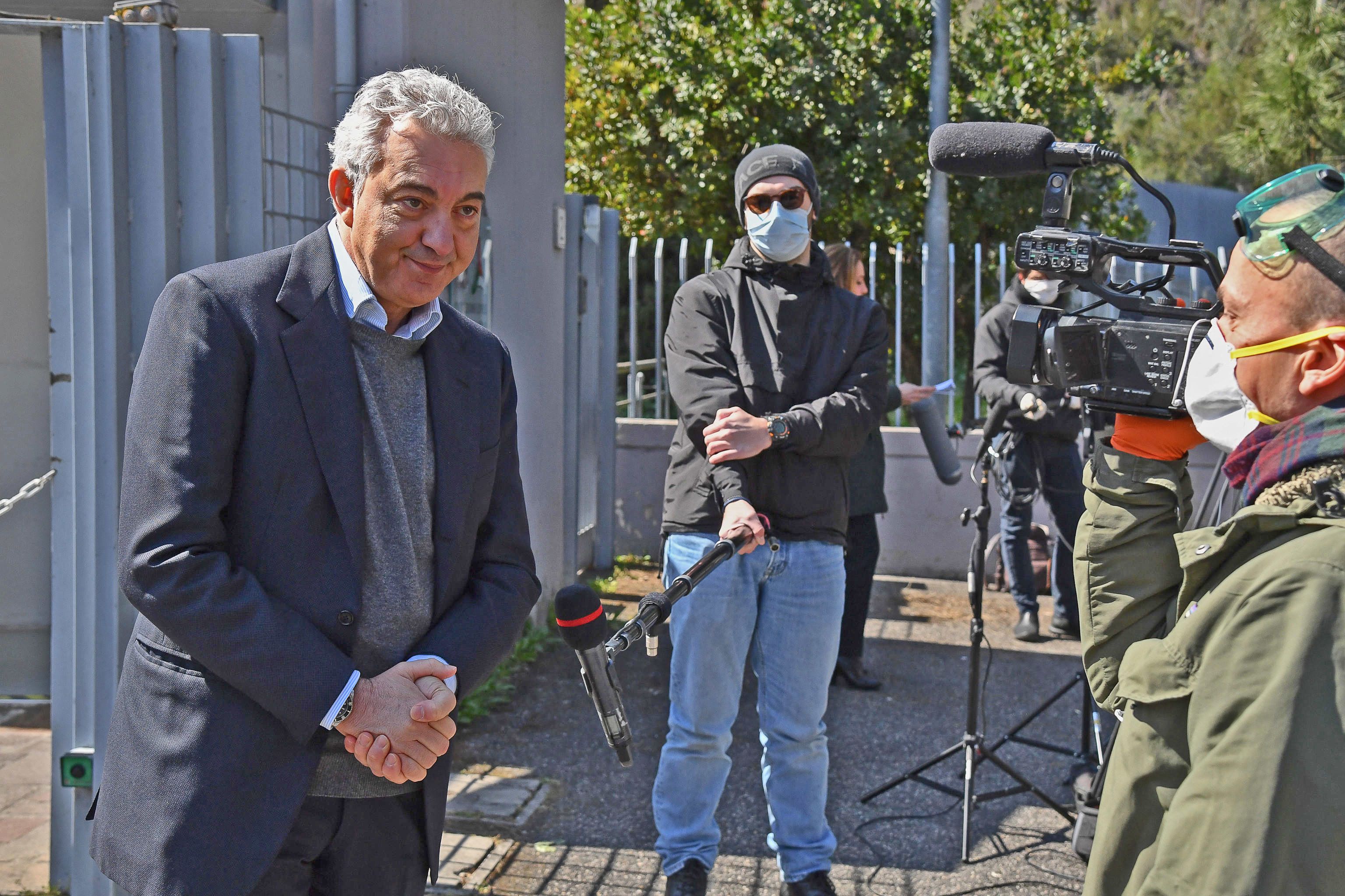 Arcuri prende in giro i dottori con mascherine «non autorizzate»