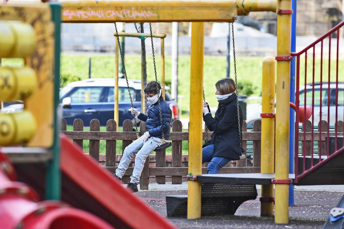 Animali a spasso, i figli no: tutti contro il Viminale