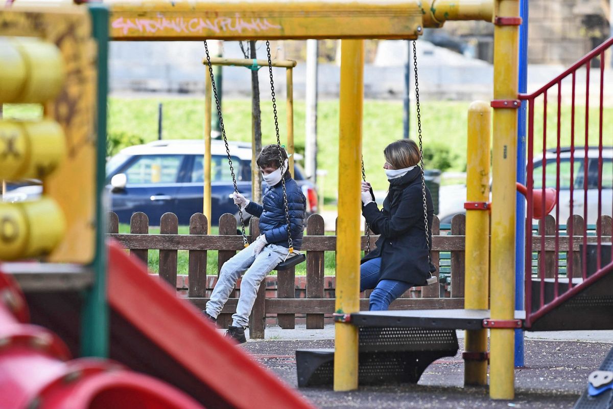 Animali a spasso, i figli no: tutti contro il Viminale