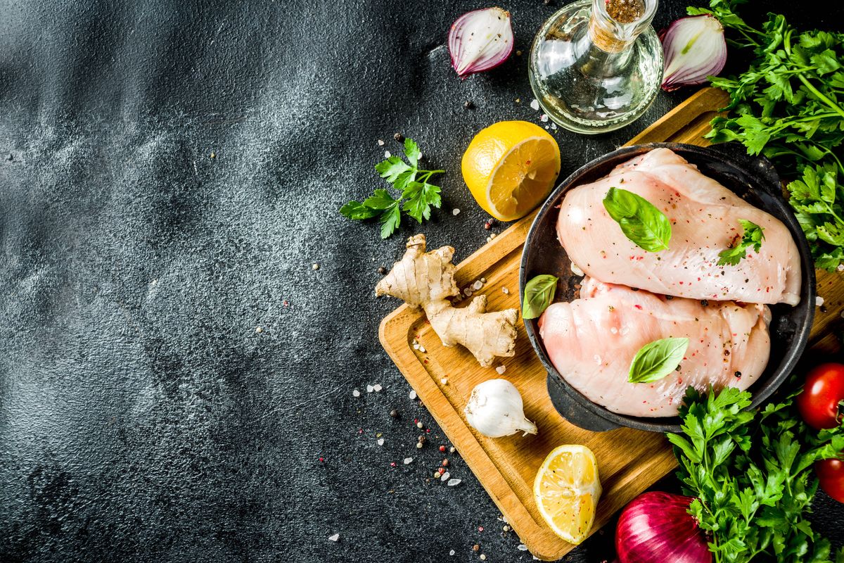 Cuciniamo insieme: scaloppine saporose all'acciuga con carciofi in padella