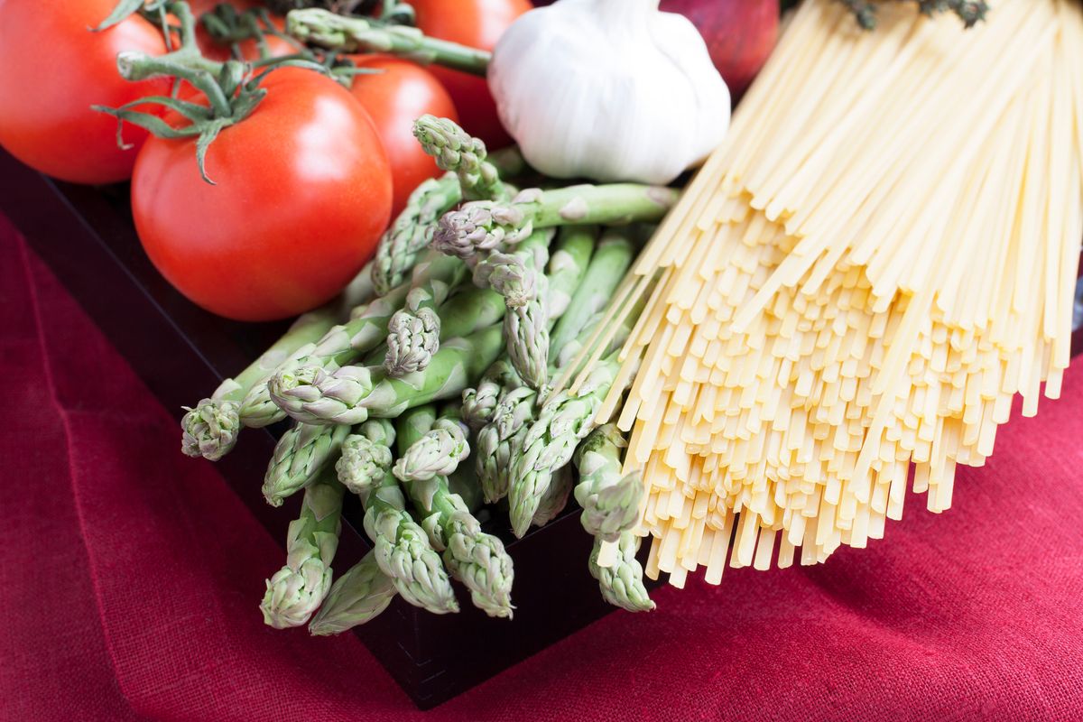 Cuciniamo insieme: linguine agli asparagi e acciughe 
con crema di pecorino toscano