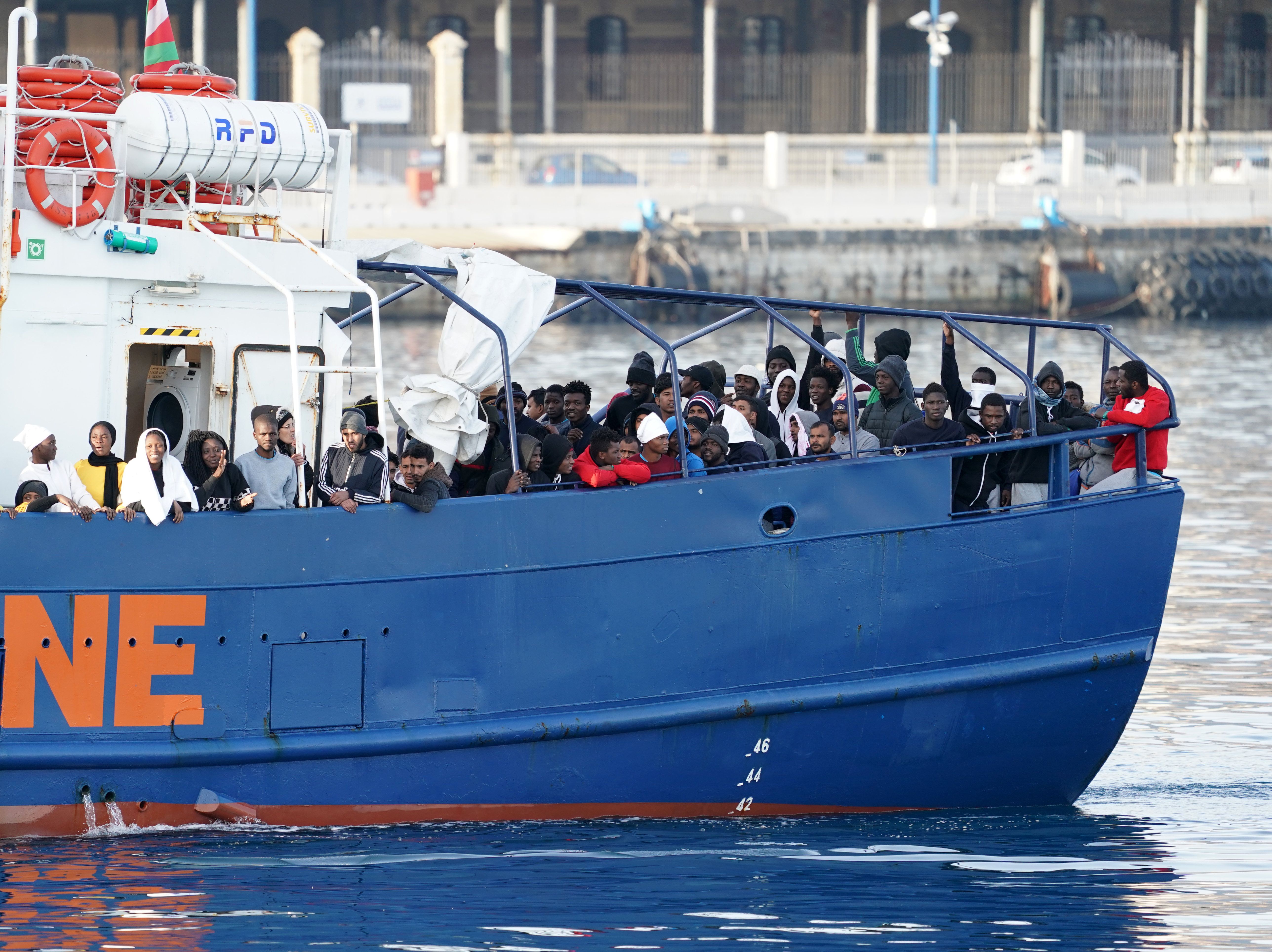 Grazie al Covid-19 il governo fa le prove della sanatoria per gli immigrati