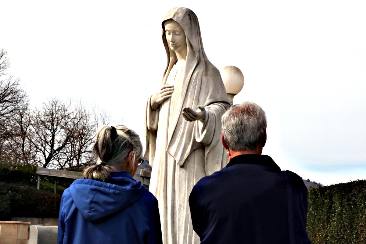 Medjugorje, Dio scrive dritto su righe storte