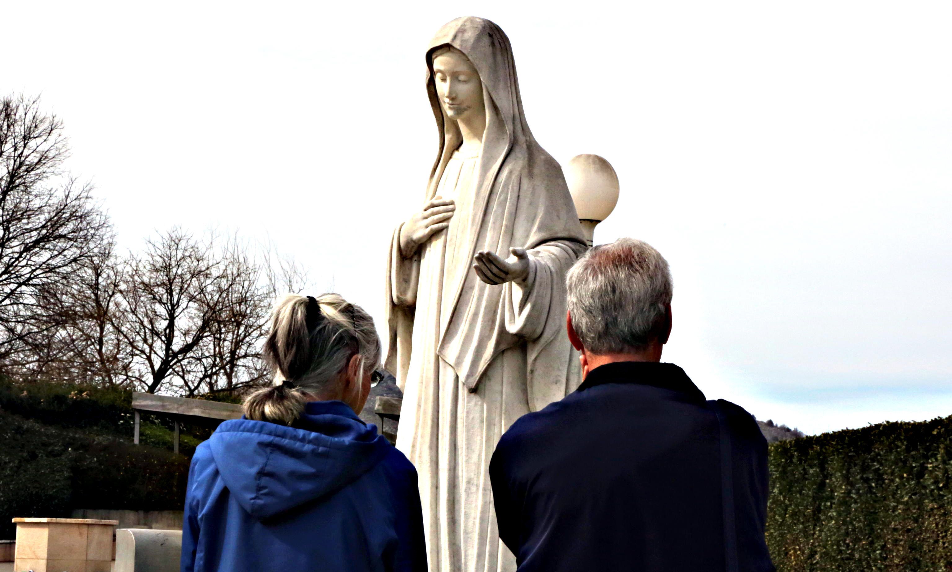 Medjugorje, Dio scrive dritto su righe storte