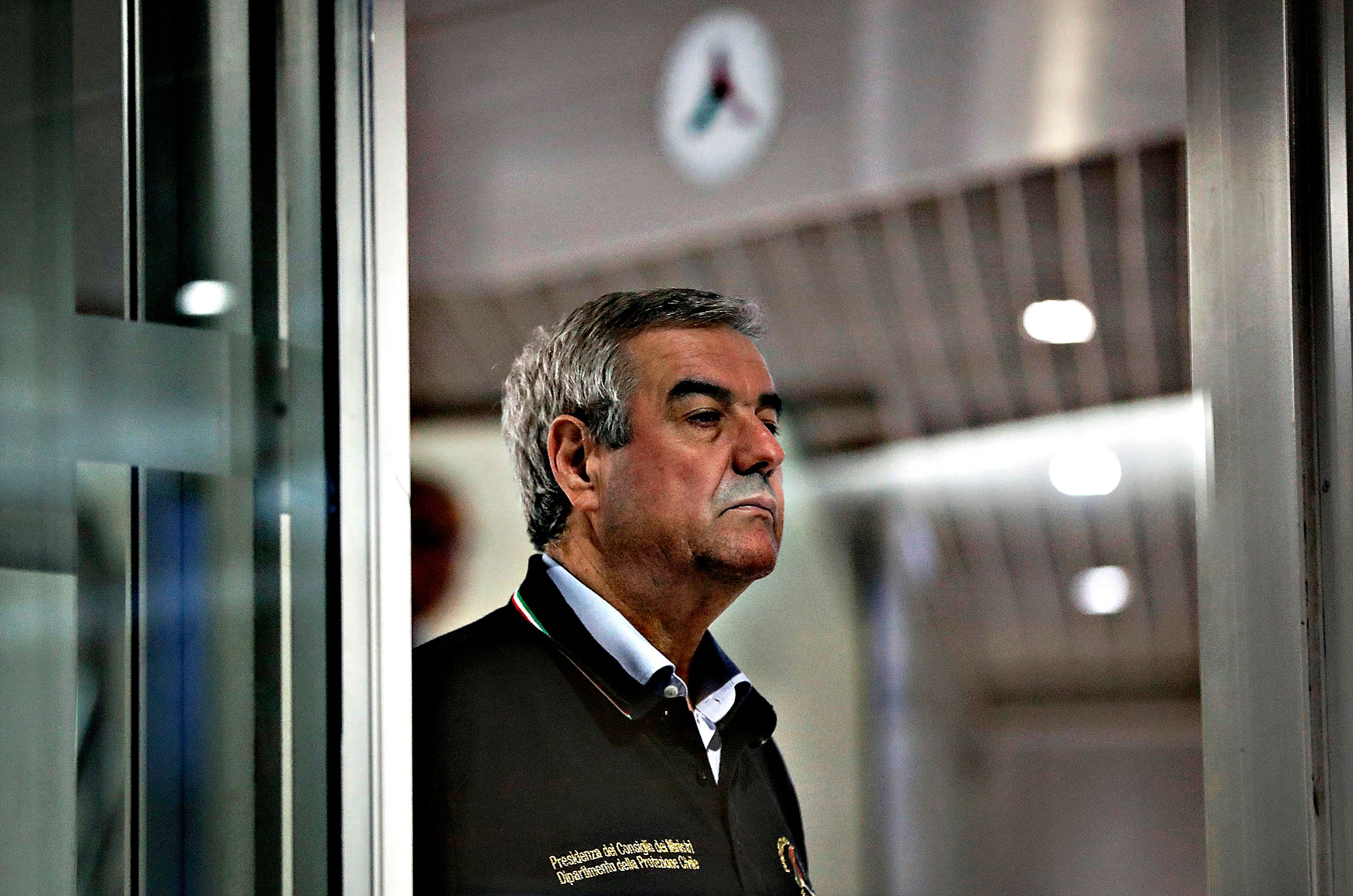 A casa fino al 16 maggio. O forse no. Borrelli ci prende per i fondelli