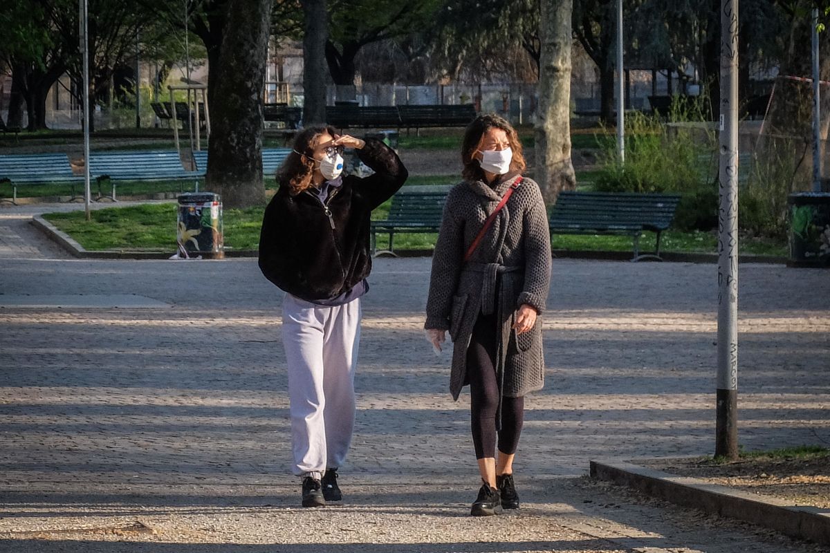 Promosse le mascherine lombarde. Da oggi obbligatorio usarle in strada