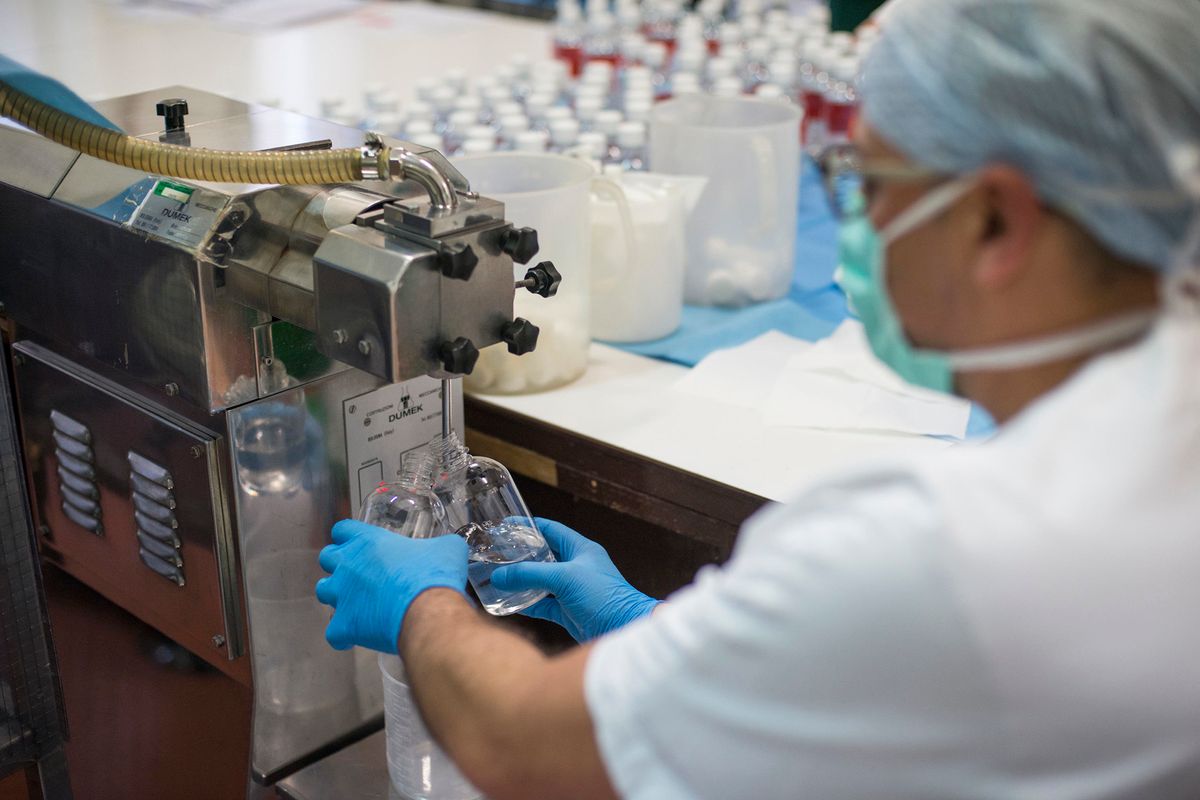 Farmaci, affari, bugie. Che cosa si nasconde dietro la corsa ai vaccini e alle cure