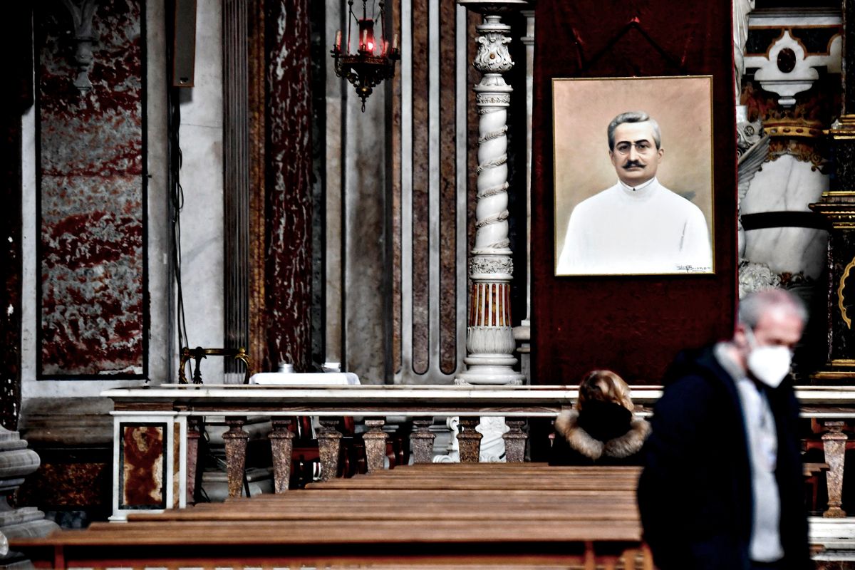 Altre denunce per chi va in chiesa anche se tra i banchi sono solo in tre