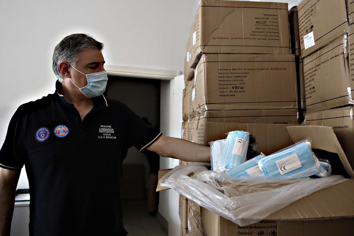 Mascherine, dopo il caos inizia la distribuzione gratis. Ma ci vorranno 2-3 giorni