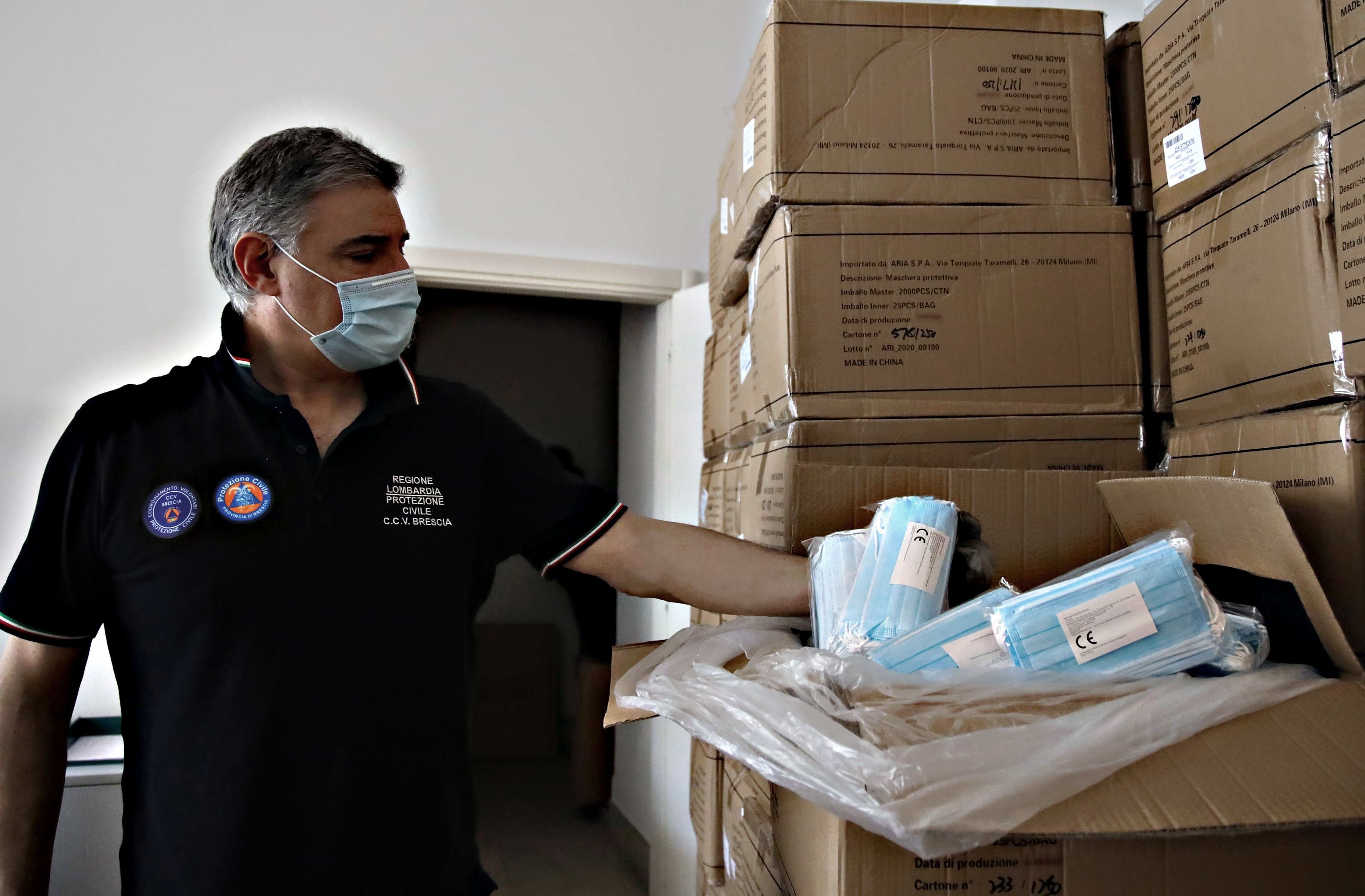Mascherine, dopo il caos inizia la distribuzione gratis. Ma ci vorranno 2-3 giorni