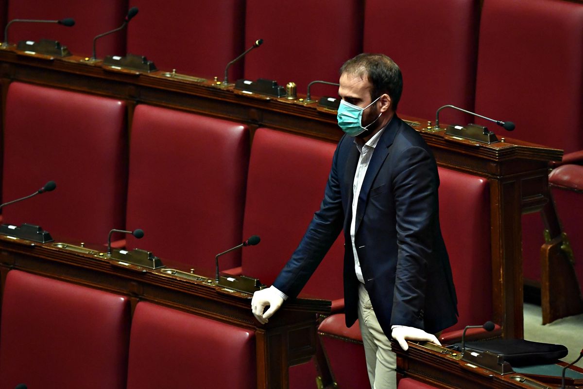 Oggi l'ultima parola sul Mes. E Gualtieri è spalle al muro